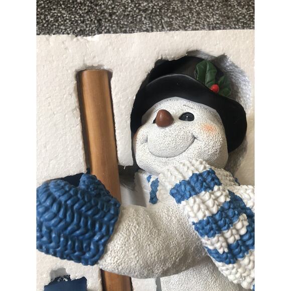 SNOWMAN PAPER TOWEL HOLDER BLUE AND WHITE RARE- HOLIDAY CHRISTMAS RESIN EUC VTG - Picture 8 of 8
